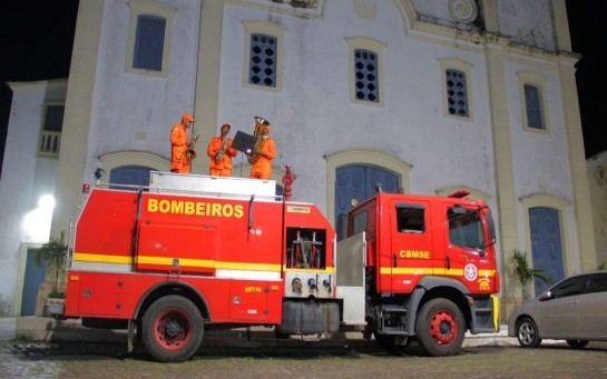 o-concerto-encerrou-na-porta-da-igreja-matriz.jpg