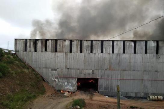 Bombeiros combatem incêndio em central de reciclagem em Pinto Bandeira 27476503.jpg