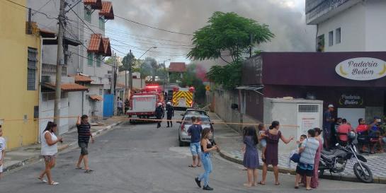 Corpo de Bombeiros atende ocorrência de fogo em galpão no bairro do Rodeio, em Mogi image.jpg