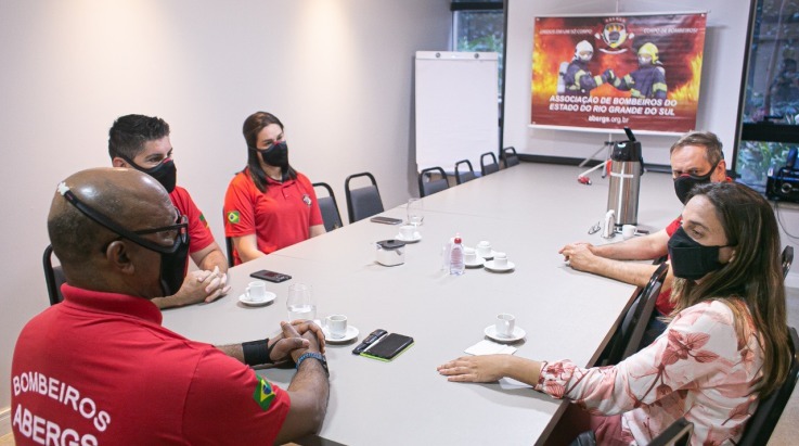 Prefeitura de Porto Alegre: Candidata Fernanda Melchionna visita a sede da ABERGS