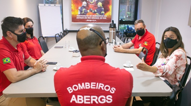 Prefeitura de Porto Alegre: Candidata Fernanda Melchionna visita a sede da ABERGS