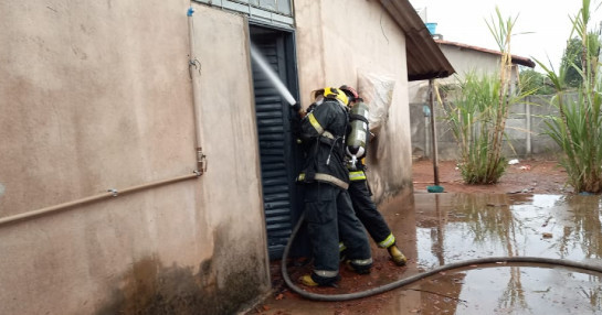 TO: Bombeiros militares de Gurupi evitam destruição de residência extinguindo incêndio 20201027131046-bombeiros-militares-de-gurupi-evitam-destruicao-de-residencia-extinguindo-incendio.jpg