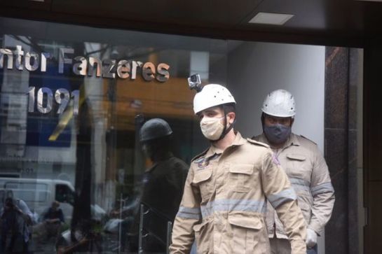 Após queixas de demora na ida a incêndio, Bombeiros prometem mais 200 soldados no ES corpo-de-bombeiros-faz-vistoria-no-predio-na-praia-do-canto-onde-aconteceu-um-incendio-342288-article.jpg