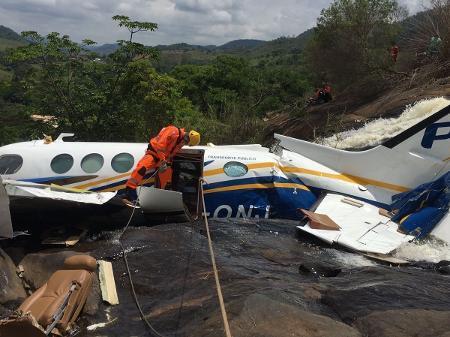 'Tentava buscar resposta de alguém. Aí vi que era Marília', diz bombeiro bombeiros-fazem-a-seguranca-dos-peritos-durante-os-trabalhos-no-local-da-queda-do-aviao-que-vitimou-marilia-mendonca-em-caratinga-mg-1636232377874-v2-450x337.jpg