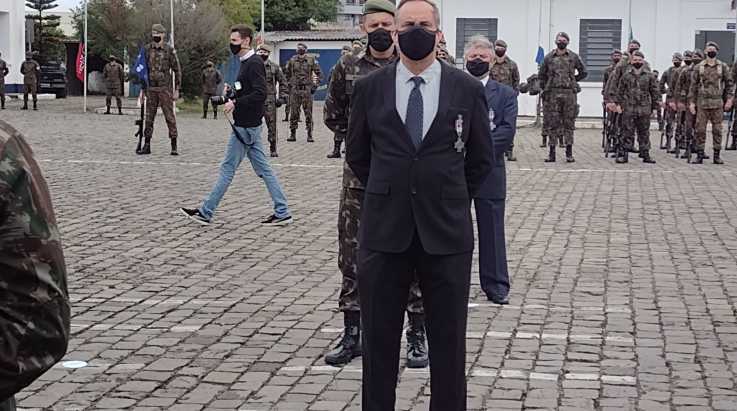 Coordenador da ABERGS é agraciado em solenidade no Dia da Bandeira