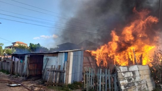 Seis casas são destruídas por incêndio no bairro Rubem Berta, em Porto Alegre 1332070-352b15cf408d3d9.jpg