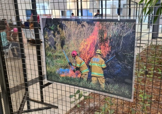 Exposição de fotos no Dmae mostra o trabalho dos bombeiros de Uberlândia no combate a incêndios florestais d1parananiba.jpg