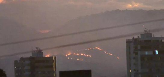 Bahia: Bombeiros atuam há mais de 24 horas para debelar incêndio em Barreiras 127415bombeiros-atuam-ha-mais-de-24-horas-para-debelar-incendio-em-barreiras-3.jpg
