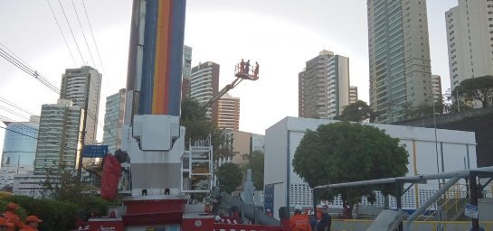 Bombeiros resgatam funcionários presos em cesta de plataforma na sede da Embasa 127833bombeiros-resgatam-funcionarios-presos-em-cesta-de-plataforma-na-sede-da-embasa-3.jpg