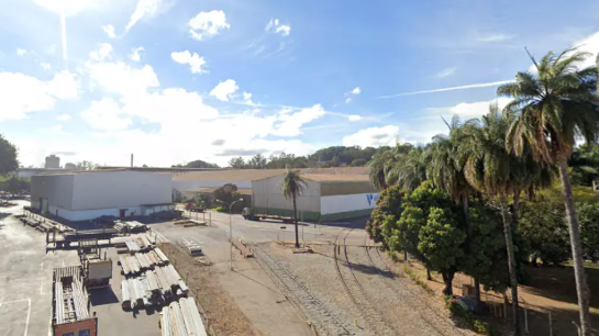 Incêndio atinge pátio de empresa e mobiliza bombeiros na região do Barreiro empresacoqueirook.png
