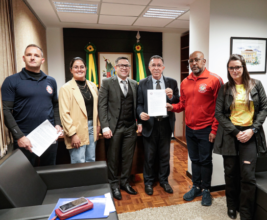 Representantes dos Guarda-Vidas Militar e Civil entregam documento ao presidente da ALRS fotoalasavimeabergs.png