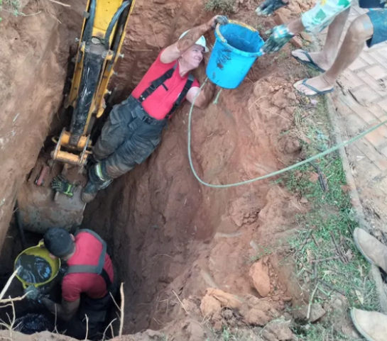 Bombeiros resgatam cachorro preso em tubulação de água no interior de SP cachorrotubulacao.png