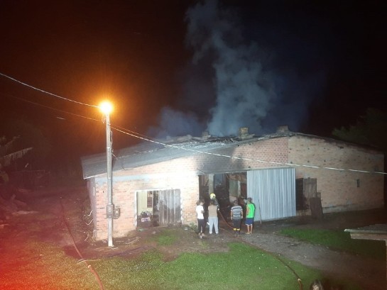 Corpo de Bombeiros combate incêndio em estufa de fumo na cidade de São João do Sul corpo-de-bombeiros-combate-incendio-em-estufa-de-fumo-na-cidade-de-sao-joao-do-sul.jpg