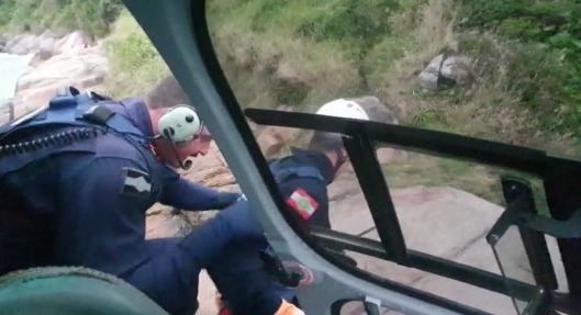 Duas pessoas caem em costão e são resgatadas pelos bombeiros em SC cotidiano-duas-pessoas-caem-em-costao-e-sao-resgatadas-pelos-bombeiros-em-sc-1.jpeg