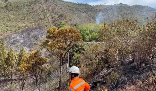 Com Grande BH em alerta, bombeiros controlam fogo na Serra do Curral estadodeminasok.png