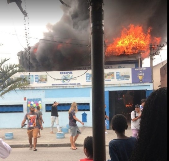 RJ: Bombeiros combatem incêndio em escola infantil na Zona Norte feuhseraaaebkzo.jpg
