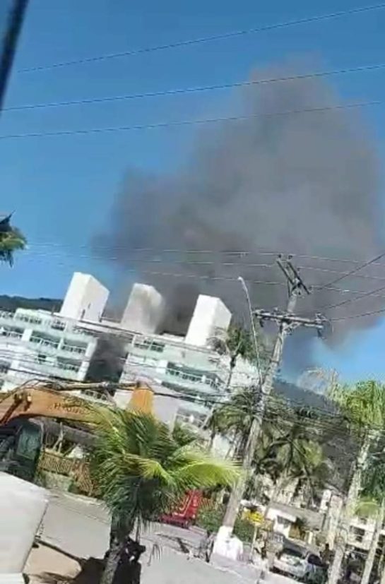 Incêndio destrói apartamento e mobiliza bombeiros na Praia Grande em Ubatuba incendio-no-2o-andar-destroi-apartamento-e-mobiliza-bombeiros-na-praia-grande-675x1024.jpg