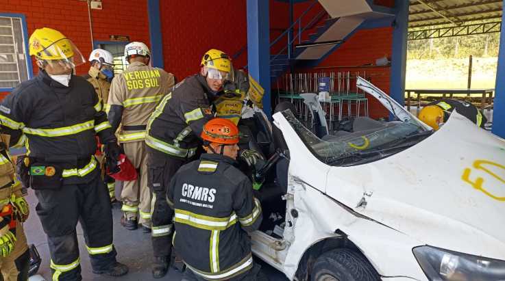 ABERGS acompanha aula prática do 1º Curso de Instrutor de Salvamento Veicular do CBMRS