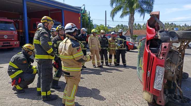ABERGS acompanha aula prática do 1º Curso de Instrutor de Salvamento Veicular do CBMRS