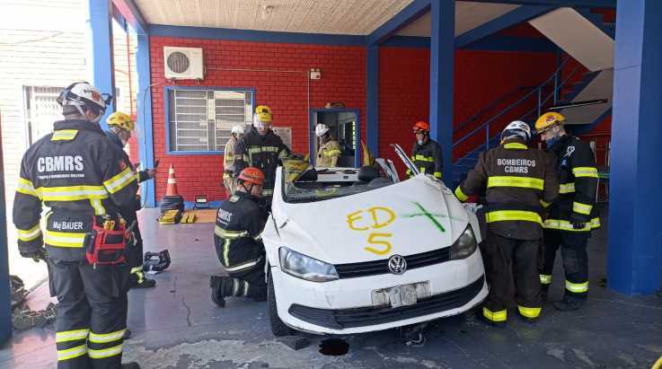 ABERGS acompanha aula prática do 1º Curso de Instrutor de Salvamento Veicular do CBMRS