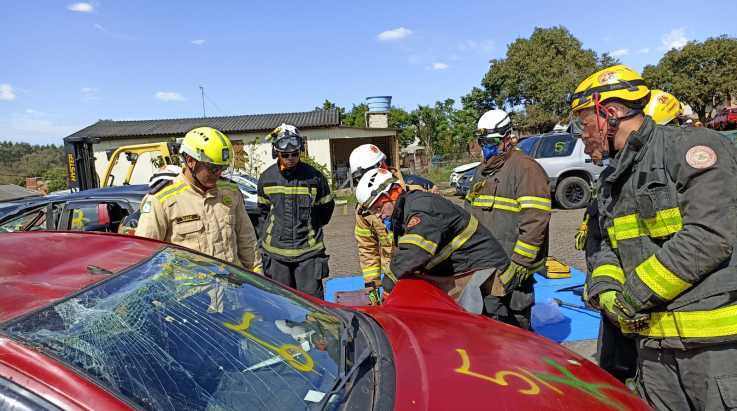 ABERGS acompanha aula prática do 1º Curso de Instrutor de Salvamento Veicular do CBMRS