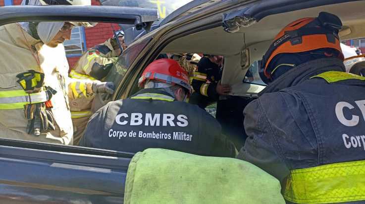 ABERGS acompanha aula prática do 1º Curso de Instrutor de Salvamento Veicular do CBMRS