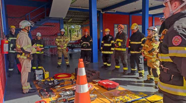 ABERGS acompanha aula prática do 1º Curso de Instrutor de Salvamento Veicular do CBMRS