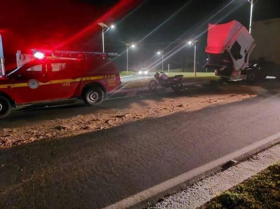 MG: Bombeiros retiram óleo combustível da pista no Trevo do Japy imagemcaminhao.jpg