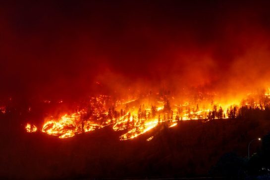 Milhares de pessoas fogem de incêndios florestais no norte do Canadá incendio-florestal-canada-800x534.jpg