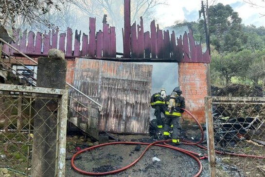 Casa é destruída por incêndio no Barracão, em Bento Gonçalves 4788140-6168e20521e42a1.jpg