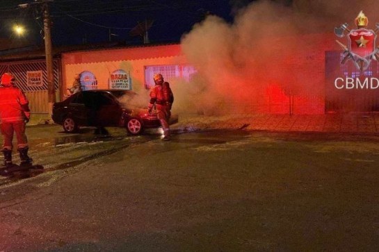 Bombeiros controlam incêndio após carro pegar fogo em Ceilândia 1-whatsapp-image-2023-10-30-at-23-03-59-30588678.jpeg