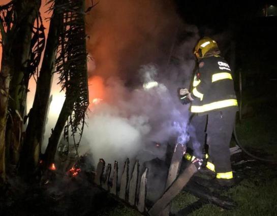 Bombeiros de Venâncio Aires combatem incêndio em galpão incendio-venancio-aires.jpeg