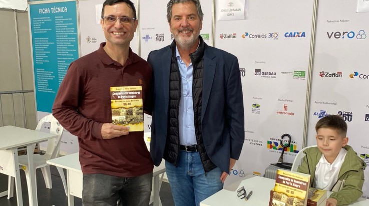 ABERGS prestigia sessão de autógrafos do livro Companhia de Bombeiros de Porto Alegre