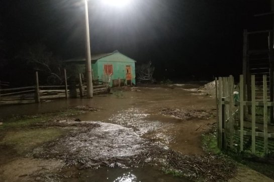 Água da Lagoa dos Patos invade residências e deixa ao menos 61 pessoas fora de casa no sul do Estado 4823696-b308b42cc74e5c9.jpg