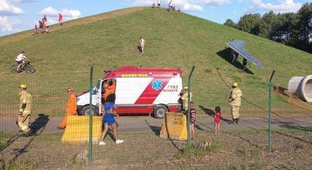 Homem é resgatado por bombeiros após cair de asa-delta em Brasília bombeiros-resgatam-piloto-de-asa-delta-no-lago-sul-03092023184020894.jpeg
