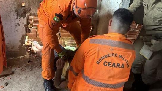 Idoso é resgatado pelos bombeiros após ficar preso entre paredes, no Interior do Ceará idosocaiu.jpg