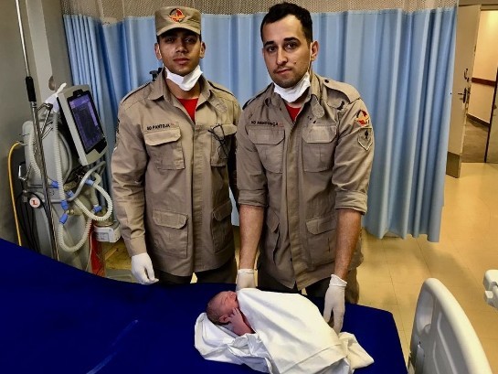 Bombeiros são acionados para ajudar grávida e fazem parto dentro de ambulância em Luziânia emtyi2zw4aecgou.jpg