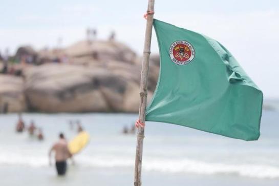 As estratégias dos Bombeiros para diminuir os casos de afogamentos em Santa Catarina bandeira-verde.jpg