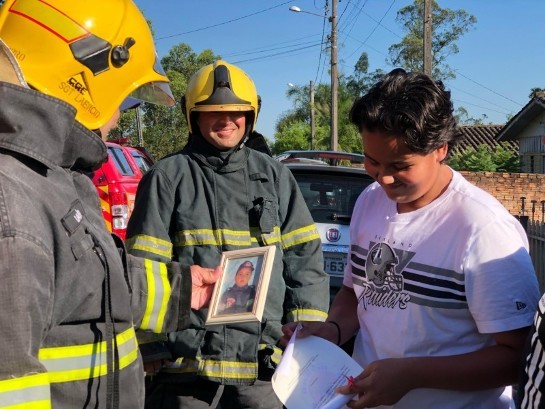 Corpo de Bombeiros visita jovem que tem o sonho em ser um bombeiro militar corpo-de-bombeiros-visita-jovem-que-tem-o-sonho-em-ser-um-bombeiro-militar.jpg