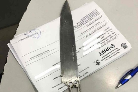 Bombeiro prende assaltante ao ouvir gritos de socorro, em Estância Velha fotofaca.jpg