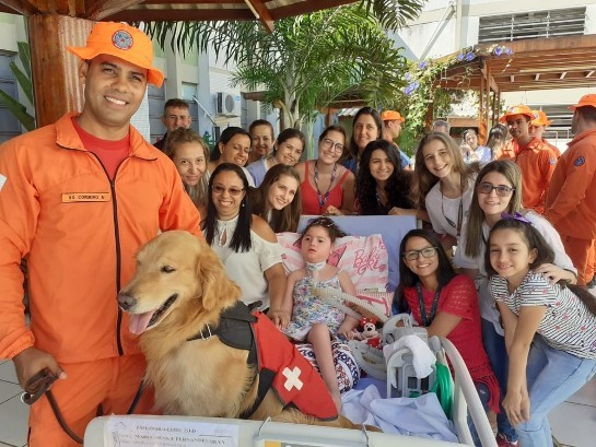 Bombeiros e HC-UFTM oficializam parceria para que cães visitem crianças na unidade de saúde em Uberaba maria-nicole-cachorro-thor-hospital-de-clinicas-uberaba-equipe.jpeg