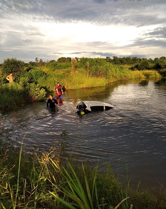 Carro cai em lagoa e é retirado pelos bombeiros em MT; motorista perdeu o controle ao desviar de capivara whatsapp-image-2020-02-04-at-16.19.22.jpeg