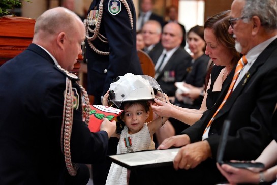 Bombeiro morto em incêndio florestal na Austrália recebe homenagem de colegas e filha de dois anos 2020-01-07t000000z-1571907589-rc2qae9lt7nb-rtrmadp-3-australia-bushfires-funeral.jpg