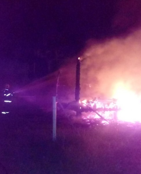 Bombeiros combatem incêndio em casa na cidade de Laguna bombeiros-combatem-incendio-em-casa-na-cidade-de-laguna.jpg