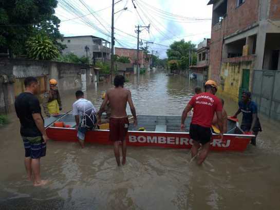 RJ: Bombeiros usam barco para tirar pessoas de casa no Jardim Catarina catarina-chuva-4-00077309-0.jpg