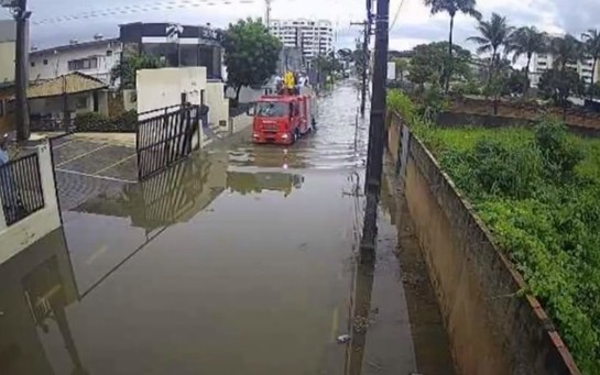 Pacientes de clínica de hemodiálise na Bahia são resgatados por bombeiros durante forte chuva bombeiros-chuva-lauro.jpg