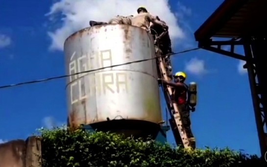 Bombeiros resgatam homem que desmaiou enquanto limpava caixa d'água em Santa Helena de Goiás caixa.jpg
