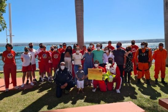 Vídeos: família de advogado morto no lago faz homenagem a bombeiros no DF familia-de-advogado-morto-no-lago-faz-homenagem-a-bombeiros-do-df-600x400.jpeg