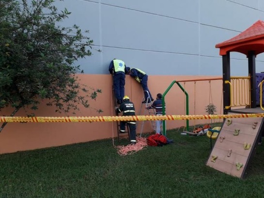 Esconde-esconde acaba com criança entalada em muro e resgate dos bombeiros de Gaspar gaspar-preso-muro-1.jpg