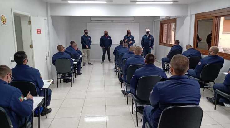 No Dia Nacional do Bombeiro Militar, coordenadores apresentam a ABERGS para alunos Soldados de Porto Alegre e Bento Gonçalves